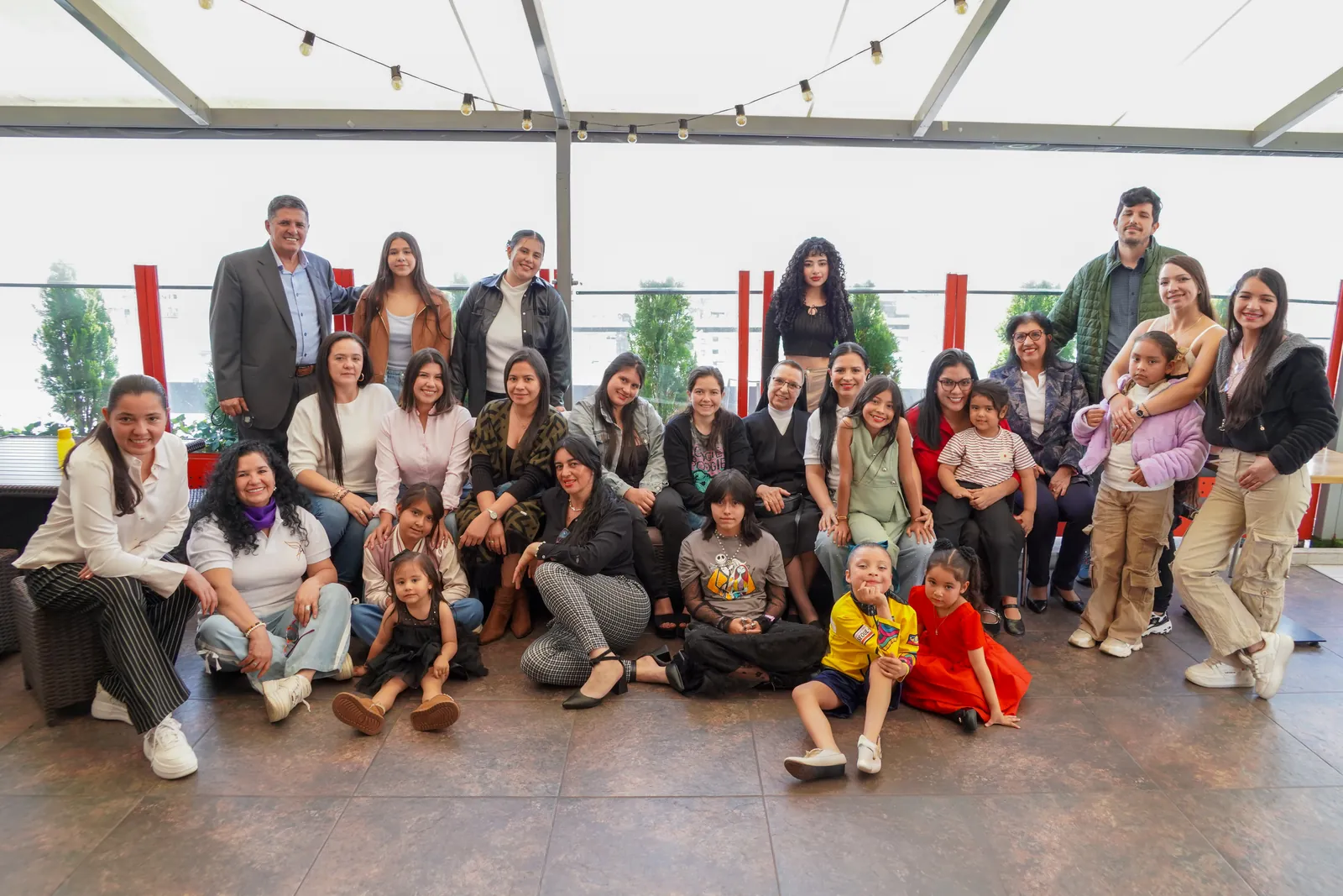 Participants, families and the foundation's team together in a group photo at the end of a gathering.